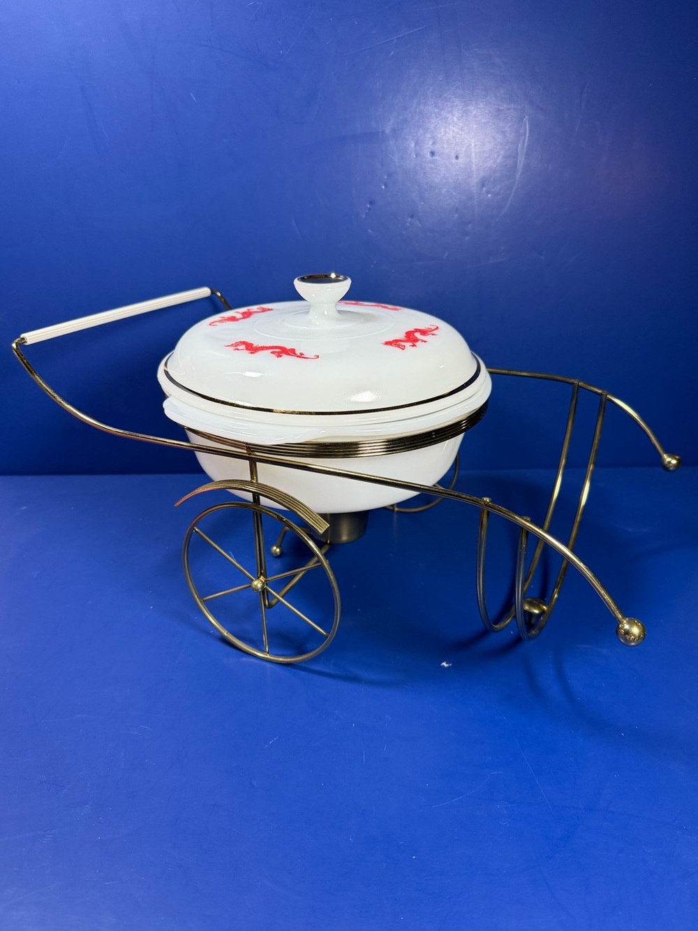 NEW Rare Fire‑King Dragon Wheels Casserole  1½  Qt w Gold Cart & Box USA - Mint!